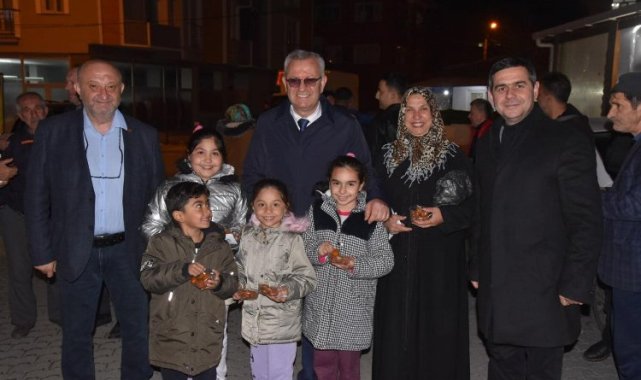 Edirne Keşan'da teravih sonrası tatlı ikramı