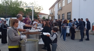 Gazi İlköğretim Okulu'ndan İftar