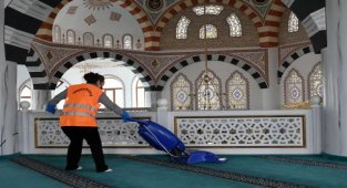 İzmir Karabağlar Belediyesi'nden camilere Ramazan temizliği
