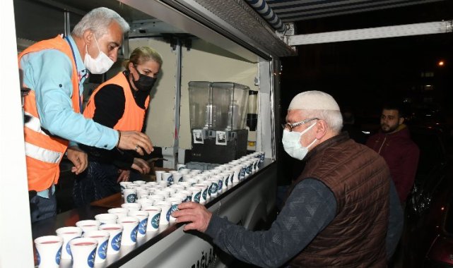 İzmir Karabağlar Belediyesi'nden vatandaşlara şerbet ikramı