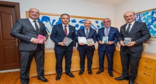 İzmir'de 'her mahalleye bir kütüphane' kampanyasına destek sürüyor