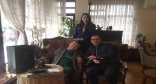 İzmit Belediyesi Kocaeli Barosu'nun en yaşlı ve en genç avukatını da unutmadı
