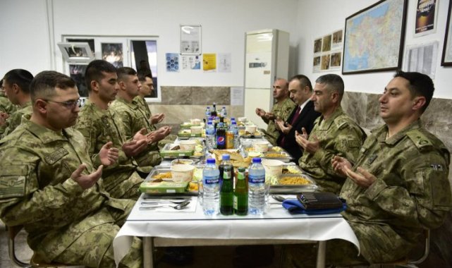 Kilis valisi Soytürk, sınır hattında Mehmetçikle iftar yaptı