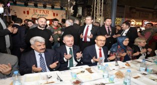 Kocaeli Cumhuriyet Bulvarı'nda 11 bin kişilik iftar
