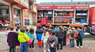 Kocaeli'nde minik öğrencilere İtfaiyecilik anlatıldı