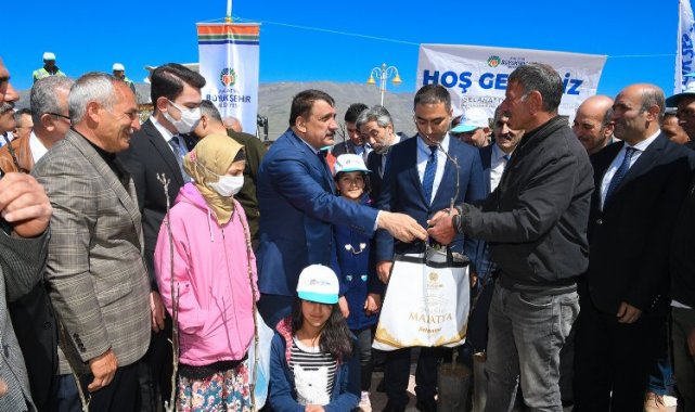Malatya Büyükşehir Belediyesi Doğanyol'da fidan dağıtımı yaptı
