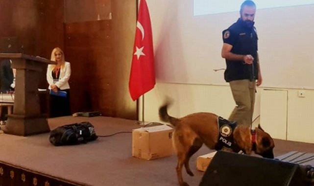 Narkotik uzmanı 'Coco' resmi toplantıyı bastı