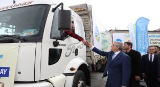 Sakarya Büyükşehir'in yardım tırları dualarla uğurlandı