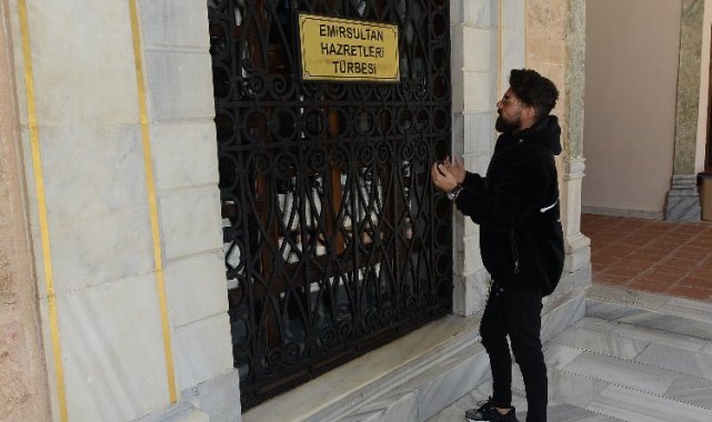 Sanatçı Mehmet Çevik Emir Sultan'da dua etti