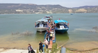 ZÜMRÜT YEŞİLİ ARAPAPIŞTI KANYONU ZİYARETÇİLERİNİ AĞIRLIYOR