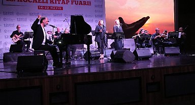 12. Kocaeli Kitap Fuarı muhteşem bir şiir gecesiyle kapılarını açtı