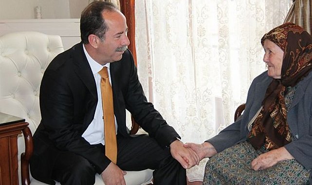 "Anneler sonsuz sevginin timsali"