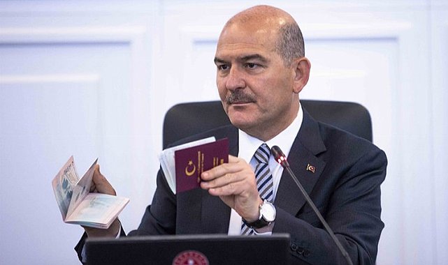 Bakan Soylu yeni pasaportları ve sürücü belgelerini görücüye çıkardı