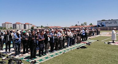 Bilecik Pazaryeri'nde vatandaşlar yağmur ve şükür duası için stadyumda buluştu