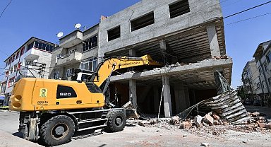 Bursa Osmangazi'de 3 katlı kaçak bina yıkıldı