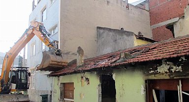Bursa Osmangazi'de metruk yıkımları sürüyor