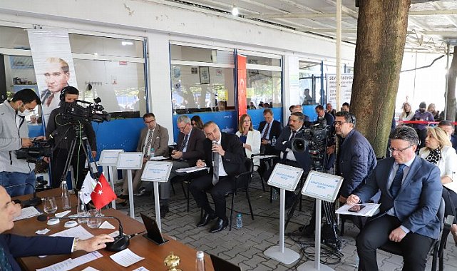 Büyükçekmece'de köy kahvesinde meclis toplantısı