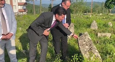 CHP'li Ahmet Kaya, Kimsesiz Trabzonlular Mezarlığını ziyaret etti