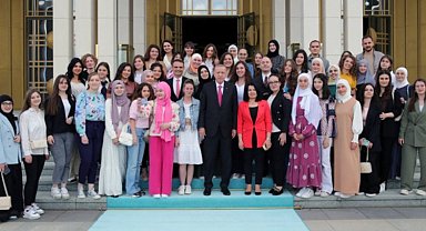 Cumhurbaşkanı Erdoğan öğrencileri kabul etti