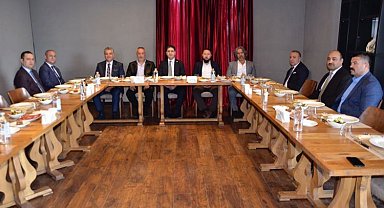 Doğu Türkistan'dan MHP Kayseri'ye ziyaret