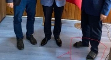 Edirne Müftüsü makamında terlikle çalışıyor