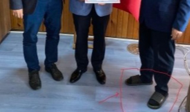 Edirne Müftüsü makamında terlikle çalışıyor