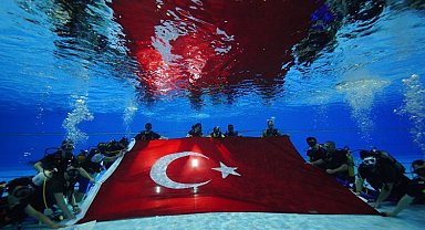 Engelli dalgıçlardan Türk Bayrağı şovu