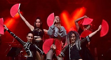 Hande Yener DEÜ'de sahne aldı