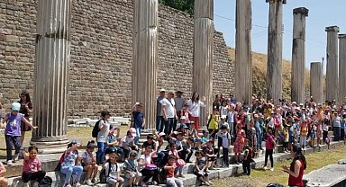İlkokul öğrencileri İzmir Bergama tarihini öğreniyor