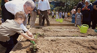 İstanbul Üsküdar'da sebze fideleri toprakla buluştu