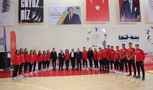 Kayseri'de Başkan Büyükkılıç, Vali Çiçek ile 19 Mayıs kutlamalarına katıldı