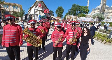 Kocaeli İzmit Belediye Bandosu müzikleriyle Edirne'deki festivalde tam not aldı