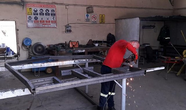 Kocaeli İzmit Belediyesi atölyeleri fabrika gibi üretmeye devam ediyor