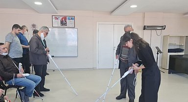 Kocaeli İzmit Belediyesi görme engelli vatandaşlara Dijital Baston Eğitimi verdi