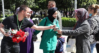 Kocaeli İzmit'te annelere karanfil