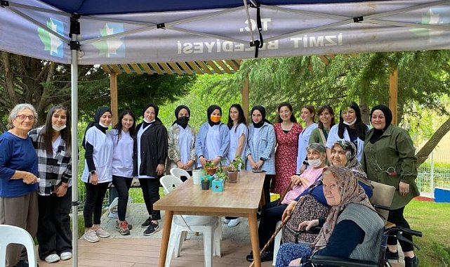 Kocaeli İzmit'te Hasta ve Yaşlı Hizmetleri öğrencileri, Alzheimer Yaşam Evi'ni ziyaret etti
