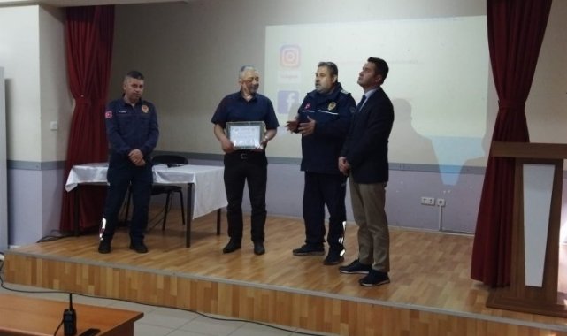 Manisa'da Gölmarmaralı gençler itfaiyeyi yakından tanıdı