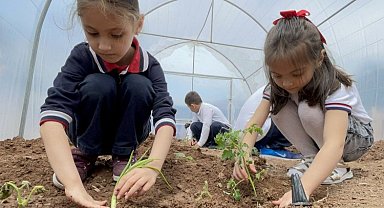 Minik öğrencilerden doğaya uygulamalı dokunuş