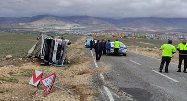 Niğde'de kamyonet devrildi: 2 yaralı