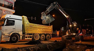 Sakarya Büyükşehir'den şehrin kalbinde sürdürdüğü çalışmalara gece mesaisi