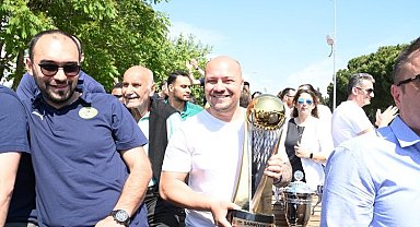 Şampiyon Manisa turunda taraftarıyla buluştu