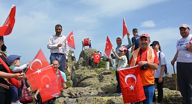SELENDİ'NİN ZİRVESİNE GENÇLİK VE DOĞA YÜRÜYÜŞÜ GERÇEKLEŞTİRİLDİ