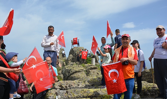 SELENDİ'NİN ZİRVESİNE GENÇLİK VE DOĞA YÜRÜYÜŞÜ GERÇEKLEŞTİRİLDİ