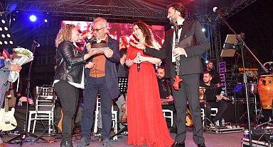 Serkan Çağrı ve Yonca Lodi konserine binlerce kişi katıldı