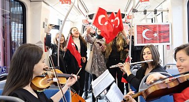 Tramvayda 19 Mayıs coşkusu