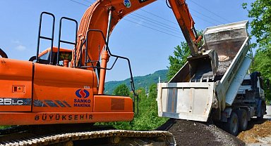 Yol çöktü, tehlikeyi Sakarya Büyükşehir önledi