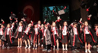 Antalya'da kreş minikleri kep attı