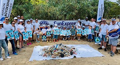 Antalya'da SunExpress kıyıdan 75 kilogram atık topladı