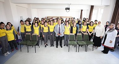 Başkan Zeybek lise öğrencileri ile söyleşi yaptı