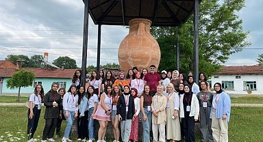 Bilecik Pazaryeri'nde Türkiye'nin en büyük küpü ziyaretçi çekiyor